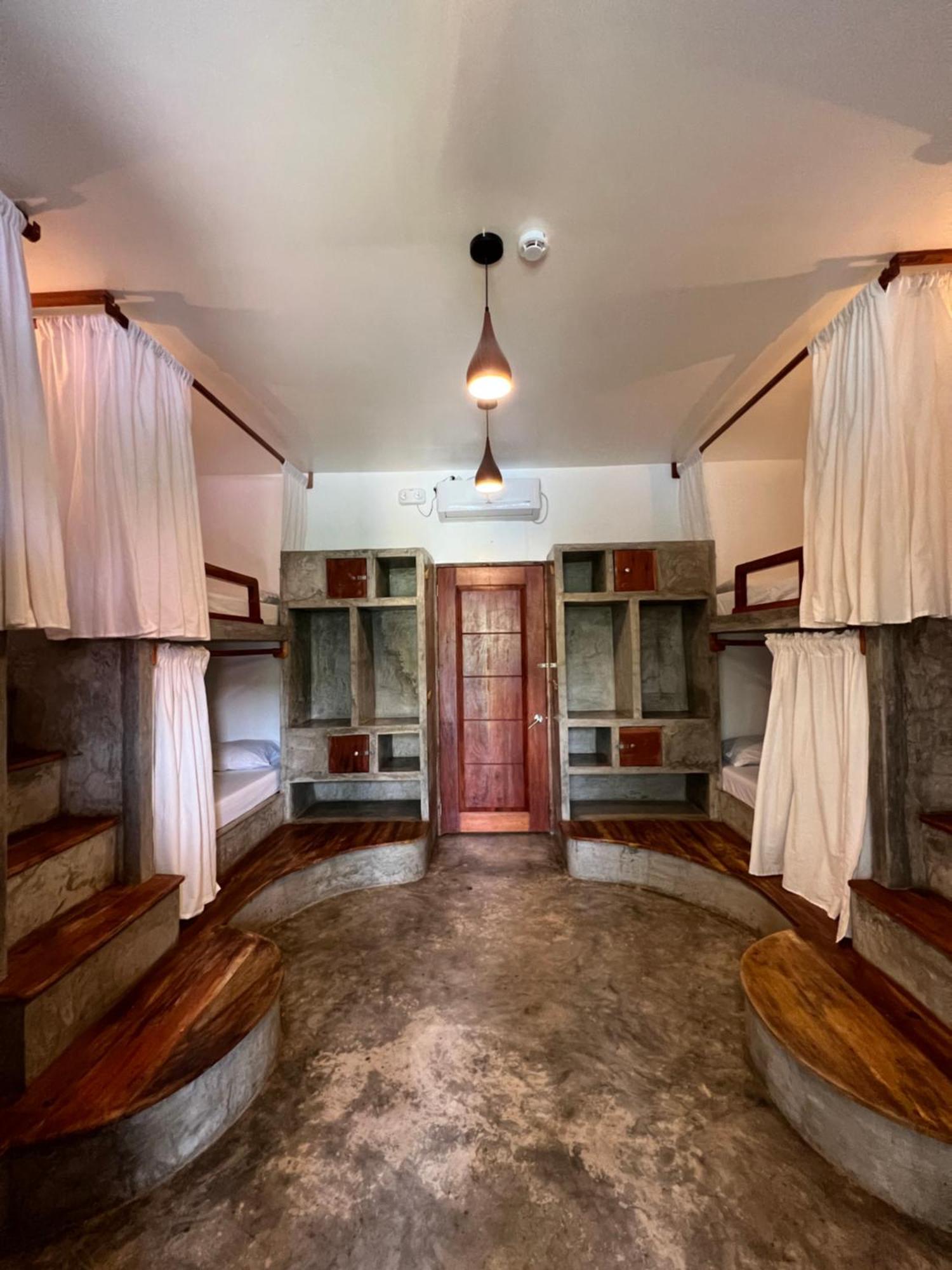 Chief Mau Moalboal Cebu Hostel Buitenkant foto
